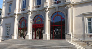 Fenêtres  ouvrant à la Française et ensemble d'entrée Mairie de Givors